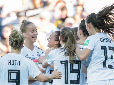 Die deutschen Spielerinnen feiern den Treffer von Lina Magull zum 4:0-Endstand. Endstand