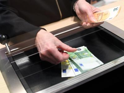 In den 1990er Jahren hatte der BGH schon einmal entschieden, dass eine Extra-Gebühr fürs Abheben am Schalter nur dann zulässig ist, wenn fünf Transaktionen im Monat kostenlos möglich sind. Urteil zu Bankgebühren