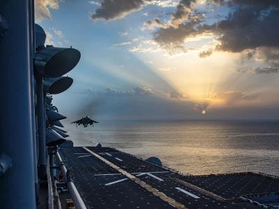 Ein Kampfflugzeug vom Typ AV-8B Harrier landet bei einer Übung auf dem Flugdeck der «USS Kearsarge» (LHD 3). Landung
