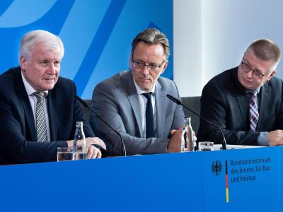 Bundesinnenminister Horst Seehofer (l-r), BKA-Präsident Holger Münch und Thomas Haldenwang, Präsident des Bundesamts für Verfassungsschutz), äußern sich bei einer Pressekonferenz im Bundesinnenministerium zum Mordfall Lübcke. Pressekonferenz
