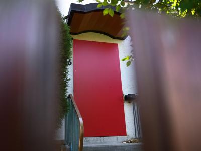 Blick auf den Eingang zum Wohnhaus von Stephan E. in Kassel. Eine rote Holzplatte ersetzt die Tür, nachdem diese von einem Spezialeinsatzkommando aufgebrochen worden war. Wohnhaus des Tatverdächtigen