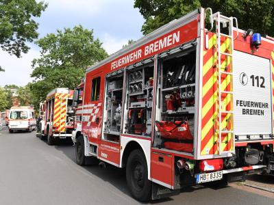Einsatzkräfte der Feuerwehr am Unglücksort in Bremen-Huchting. Feuerwehr