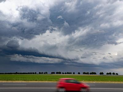 Die Temperaturen bewegen sich zum Ende der Woche noch immer im hohen Bereich. Im Süden muss mit Gewittern und Starkregen gerechnet werden. Gewitterwolken