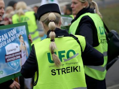 Streikende Flugbegleiter von Eurowings und Germanwings bei einer Kundgebung im Herbst 2016. Streik der Flugbegleiter