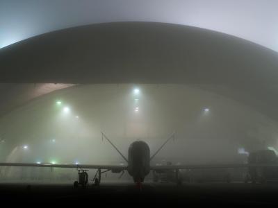 Eine Drohne vom Typ «RQ-4A Global Hawk» bei starkem Nebel im Hangar. Drohne Global Hawk