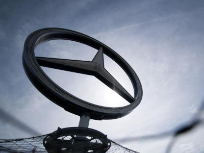 Der Mercedes-Stern, Logo der Automarke Mercedes-Benz. Mercedes-Stern