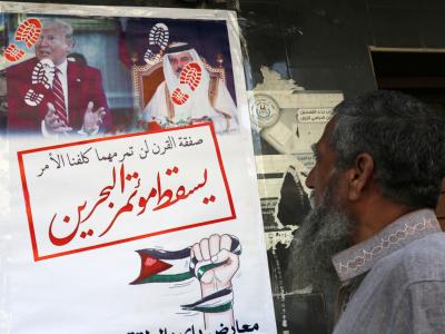 Ein Mann steht vor einem geschlossenem Geschäft in Chan Yunis. Palästinenser im Gazastreifen streiken aus Protest gegen die Konferenz in Bahrain. Streik im Gazastreifen