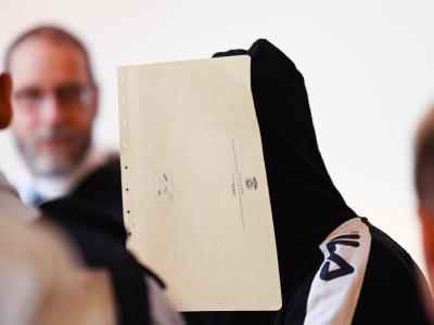 Einer von elf Angeklagten sitzt in einen Gerichtssaal im Landgericht Freiburg. Angeklagter