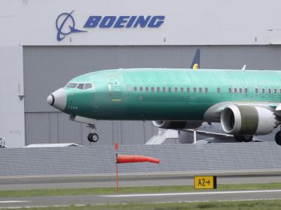 Eine Boeing 737 Max 8 landet nach einem Testflug auf dem Boeing Field in Seattle. Boeing 737 Max