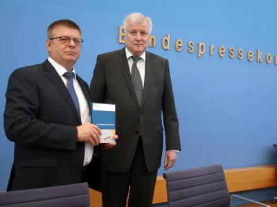 Innenminister Seehofer (r) und Verfassungsschutzpräsident Haldenwang stellen in Berlin den Verfassungsschutzbericht 2018 vor. Vorstellung des Verfassungsschutzberichtes 2018
