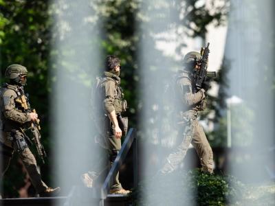Bewaffnete Polizisten gehen auf das Gelände des Bundesgerichtshofs. Im Mordfall Lübcke hat die Bundesanwaltschaft zwei weitere Personen festnehmen lassen. Bewaffnet