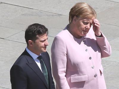 Zuerst hatte Angela Merkel mitt Juni beim Empfang des neuen ukrainischen Präsidenten Wolodymyr Selenskyj erheblich gezittert. Selenskyj und Merkel