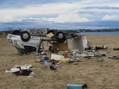 Ein umgestürztes Auto an einem Strand bei dem Dorf Sozopoli in der Region Chalkidiki in Nordgriechenland. Unwetter