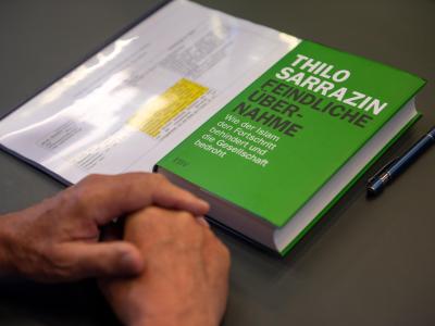 Thilo Sarrazins Buch «Feindliche Übernahme» von liegt vor der Sitzung der SPD-Schiedskommission auf einem Tisch im Sitzungssaal. SPD-Parteigericht