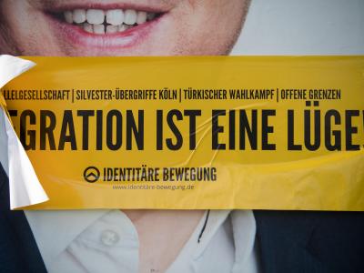 Aufkleber der rechten Identitären Bewegung auf einem Wahlplakat der SPD in Tübingen. Aufkleber
