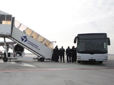 Ein Abschiebeflug auf dem Flughafen Leipzig. Abschiebung
