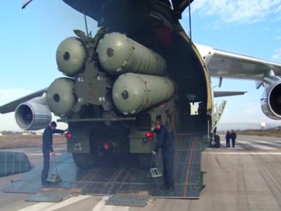 Das Flugabwehrraketensystem S-400 wird auf dem syrischen Flugplatz Hmeimim entladen. Flugabwehrsystem S-400