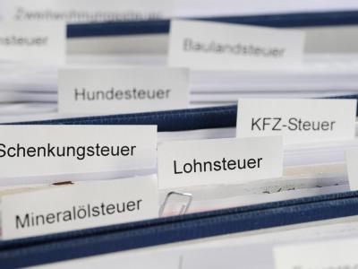 Erst vom 15. Juli an bleibt bei einem durchschnittlichen Arbeitnehmerhaushalt von Lohn und Gehalt etwas übrig. Steuerarten