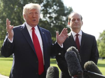 Donald Trump (l) hat den Rücktritt von Alex Acosta (r) in dessen Beisein bekanntgegeben. US-Arbeitsminister Acosta tritt zurück