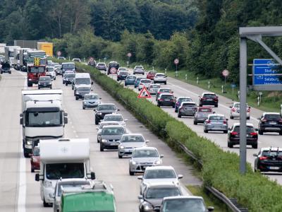 Dichter Verkehr herrscht auf der A92 bei Unterschleißheim. Ferienverkehr auf der Autobahn