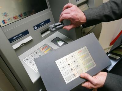 In den ersten sechs Monaten dieses Jahres haben Kriminelle 170-mal Geldautomaten in Deutschland manipuliert, um Kartendaten und Geheimnummer von Bankkunden auszuspähen. Weniger Datenklau an Geldautomaten