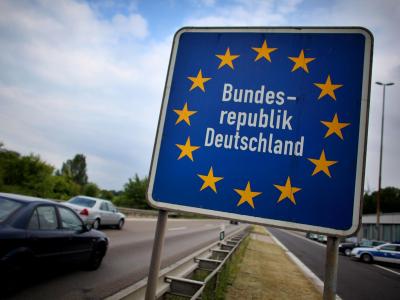 1,58 Millionen Menschen zogen 2018 aus dem Ausland nach Deutschland, 1,18 Millionen zogen weg. Grenzübergang