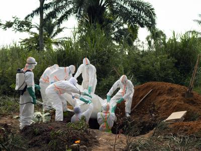 Die Bestattung eines Ebola-Opfers im Kongo. Seit einem Jahr wütet die Seuche im Osten des Landes. Ebola im Kongo