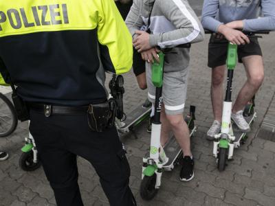 Polizisten kontrollieren E-Scooter-Fahrer in Berlin. E-Scooter