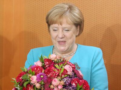 Angela Merkel hält zu Beginn der Kabinettssitzung im Bundeskanzleramt einen Blumenstrauß in den Händen, den sie von den Kabinettskollegen überreicht bekam. Jubilarin