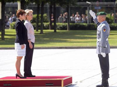 Ursula von der Leyen, scheidende Verteidigungsministerin, und ihre Nachfolgerin Annegret Kramp-Karrenbauer bei der Amtseinführung im Bendlerblock. Amtseinführung Kramp-Karrenbauer