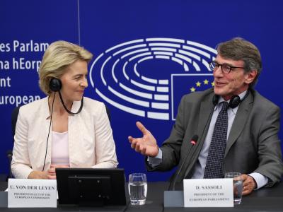 EU-Parlamentspräsident David Sassoli (r.) mahnt: Ursula von der Leyen muss jetzt Tempo machen. Von der Leyen und Sassoli