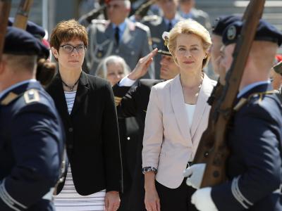 Ursula von der Leyen, scheidende Verteidigungsministerin, und ihre Nachfolgerin Annegret Kramp-Karrenbauer bei der Amtseinführung im Bendlerblock. Amtseinführung