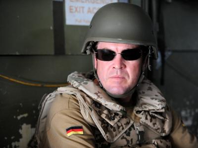 Auch er blieb glücklos: Der damalige Verteidigungsminister Karl Theodor zu Guttenberg (CSU) in einem Hubschrauber der Bundeswehr. Karl Theodor zu Guttenberg