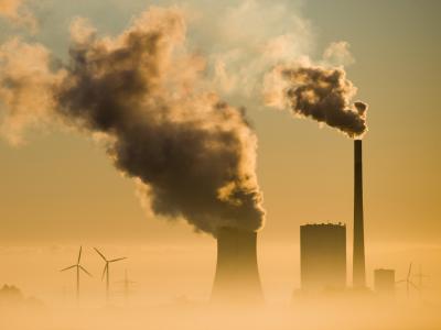 Bis 2030 will Deutschland 55 Prozent weniger Treibhausgase ausstoßen als noch 1990. Ausstoß von Treibhausgasen