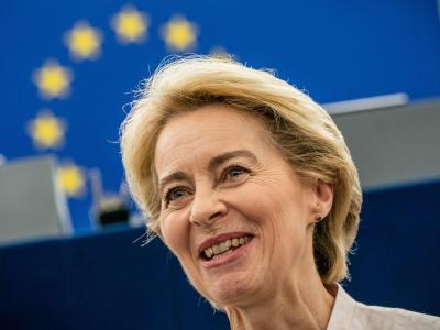 Ursula von der Leyen steht nach ihrer Bewerbungsrede vor den Abgeordneten des Europaparlaments im Plenarsaal. Von der Leyen spricht sich für eine Reform der Dublin-Regeln aus. Ursula von der Leyen