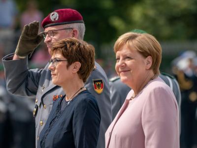 Bundesverteidigungsministerin Annegret Kramp-Karrenbauer und Bundeskanzlerin Angela Merkel beim Rekruten-Gelöbnis im Bendlerblock. Verteidigungsministerin und Kanzlerin