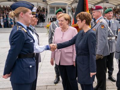 Verteidigungsminister Annegret Kramp-Karrenbauer und Bundeskanzlerin Angela Merkel reichen beim Rekruten-Gelöbnis im Bendlerblock Soldatinnen die Hand. Erster Auftritt