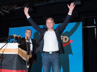 Björn Höcke (r), Vorsitzender der AfD in Thüringen, vor seiner Rede zum Wahlkampfauftakt der Partei vor der Landtagswahl in Sachsen. Björn Höcke