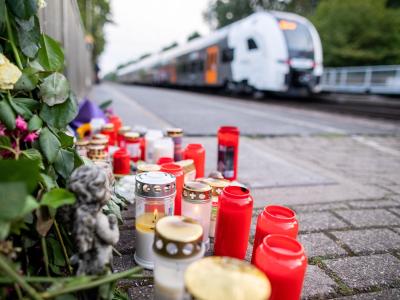 Ein Mann hat am Bahnhof von Voerde am Niederrhein eine ihm völlig unbekannte Frau vor einen einfahrenden Zug gestoßen. Die 34-Jährige wurde tödlich verletzt. Vor Zug gestoßen und getötet