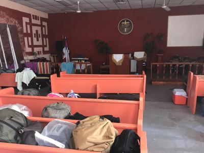 In der Kapelle der methodistischen Kirche El Buen Pastor liegen die Habseligkeiten von Migranten. Die Kirche fungiert auch als Migrantenherberge El Buen Samaritano. In der Kapelle schlafen und essen Migranten. Notunterkunft