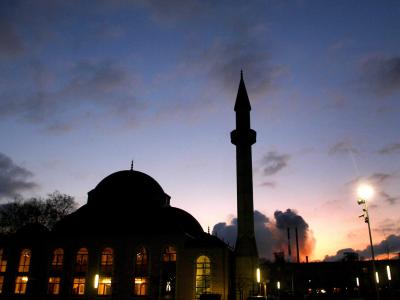 Die Merkez-Moschee in Duisburg-Marxloh wurde nach einer Bombendrohung geräumt, weiträumig abgesperrt und durchsucht. Moschee in Duisburg
