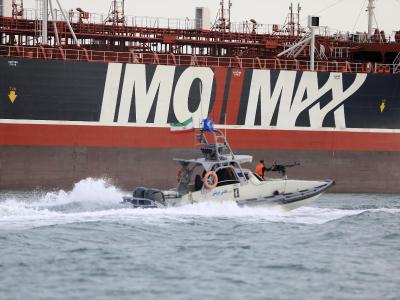 Ein Schnellboot der iranischen Revolutionsgarden umkreist den unter britischer Flagge fahrenden Öltanker «Stena Impero» in der Straße von Hormus. Öltanker «Stena Impero»