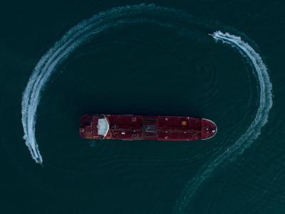 Das Foto zeigt den britischen Öltanker «Stena Impero» in der Straße von Hormus, der von Schnellbooten der iranischen Revolutionsgarden umkreist wird. Öltanker Stena Impero