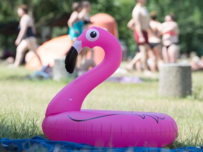 Ein Schwimmring liegt in einem Freibad auf einer Liegewiese. Eine Hitzewelle rollt auf Deutschland zu. Die Hitzewelle kommt