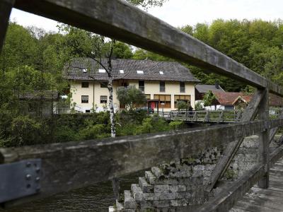 Blick auf die Pension, in der die drei Toten gefunden wurden. Pension bei Passau