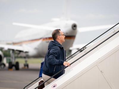 Außenminister Heiko Maas geht die Gangway zum Airbus A319 der Luftwaffe auf dem militärischen Teil des Flughafens Tegel hinauf. Im Hintergrund steht ein defekter Airbus A321 der Luftwaffe, der eigentlich für die Reise vorgesehen war. Maas reist nach Nordamerika