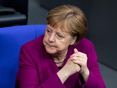 Bundeskanzlerin Angela Merkel im Bundestag während eines Gesprächs mit Innenminister Horst Seehofer. Merkel