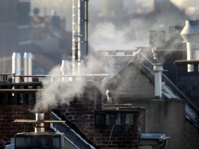 Qualmende Schornsteine: In der Bundesregierung gibt es unterschiedliche Ansichten, ob der CO2-Ausstoß etwa beim Heizen durch Emissionszertifikate oder aber eine Steuer bepreist werden soll. CO2-Steuer oder Zertifikate-Handel?