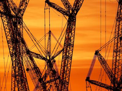 Kräne auf einem Werksgelände: Die deutsche Wirtschaft hat im zweiten Quartal einen Dämpfer erhalten. Kräne