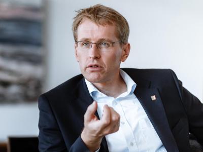 Schleswig-Holsteins Ministerpräsident Daniel Günther will mit Sachsens Regierungschef Michael Kretschmer einen Entschließungsantrag zum Schutz nationaler Minderheiten und Volksgruppen im Grundgesetz dem Bundesrat vorlegen. Daniel Günther